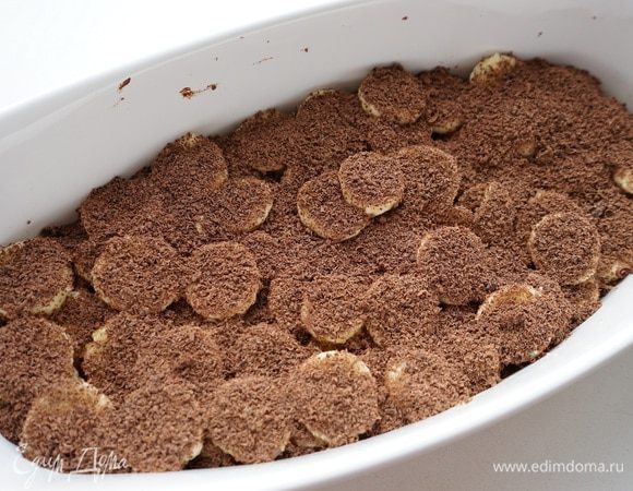 Потереть шоколад (у меня любимый - тёмный) на средней терке и уложить на слой бананов. К слову, это был самый трудоемкий этап из всего приготовления крамбла.