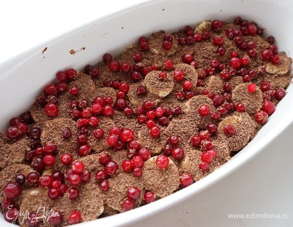 Присыпать клюквой.