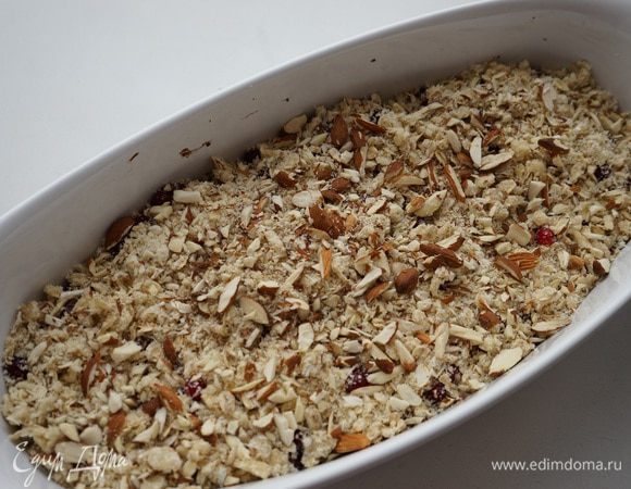 Сверху уложить оставшуюся 1/3 массы. Миндаль крупно порубить и посыпать сверху.