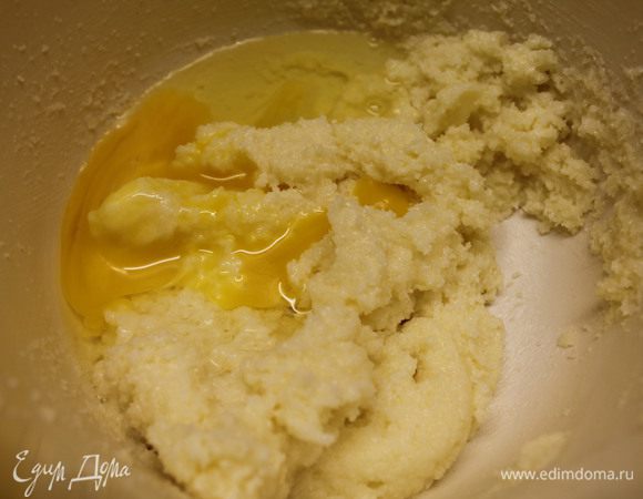 По одному добавляем яйца и продолжаем взбивать.