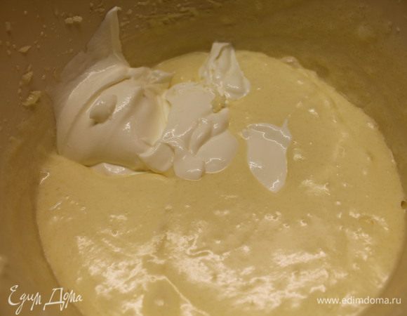 Добавляем сметану и снова хорошенько взбиваем.