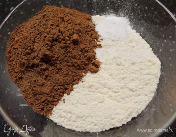 В отдельной посуде смешиваем сухие ингредиенты: муку, какао, разрыхлитель, соль(1/4 ч.л.).