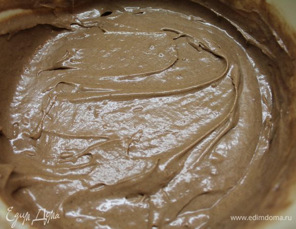 Добавляем сухую смесь в жидкую и перемешиваем до однородной консистенции. Затем взбиваем миксером на средней скорости 1-2 минуты.