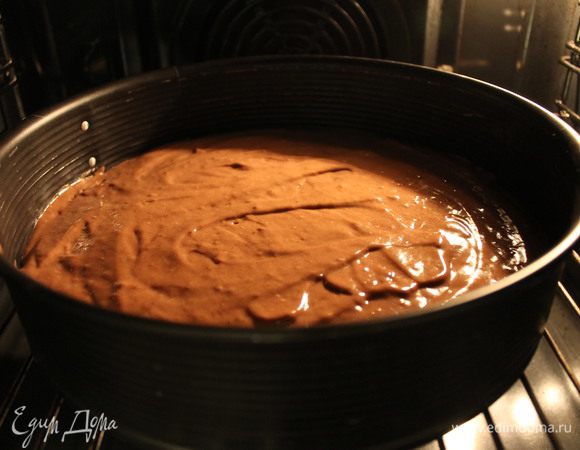 В форму, смазанную сливочным маслом, вливаем тесто, ставим в разогретую до 160 градусов духовку и выпекаем 30-40 минут. Готовность бисквита проверяем деревянной палочкой.