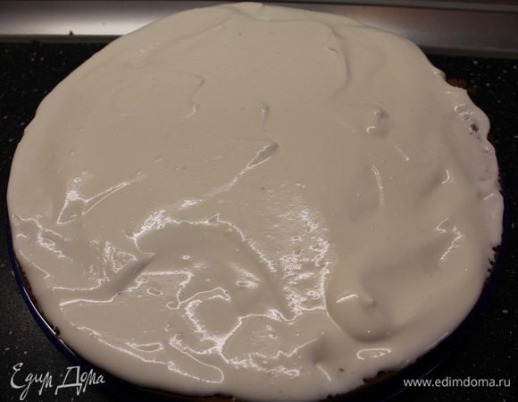 Бисквит разрезаем на две части. На одну половину намазываем крем и накрываем второй половиной.