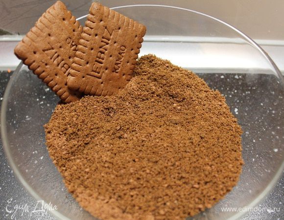 Теперь самое интересное - украшение.)
Чтобы сделать искусственную землю, шоколадное печенье измельчаем до мелкой крошки.