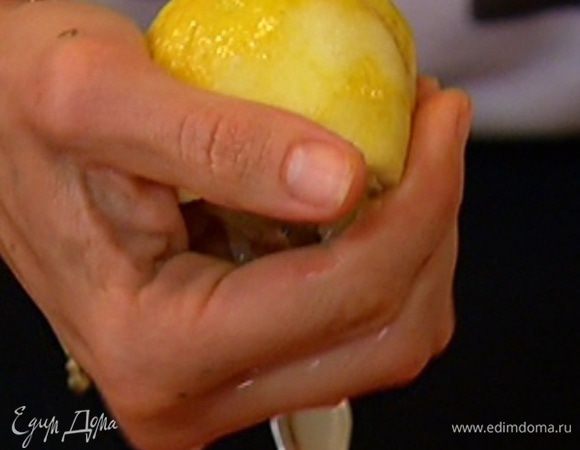 Из половинки лимона выжать 1 ч. ложку сока.