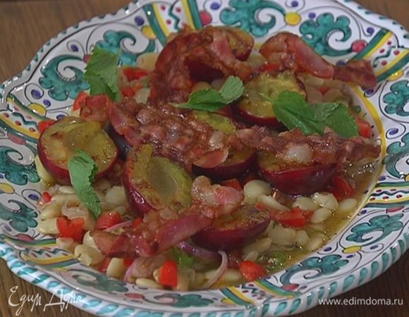 Сверху разложить обжаренные сливы и бекон, украсить листьями мяты.