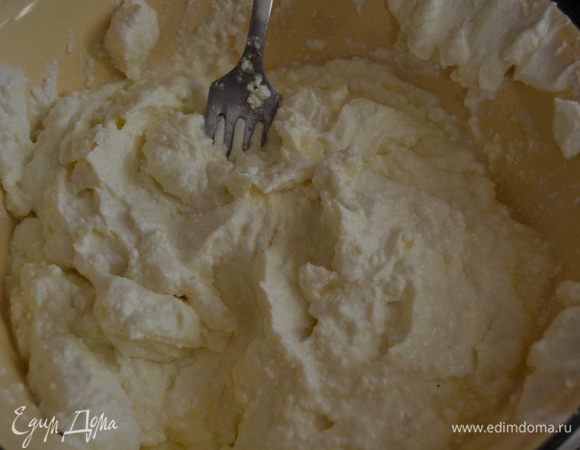Теперь готовлю начинку. Смешиваю в мисочке творог, яйца, сгущенку и ваниль. Взбиваю миксером до однородной массы.