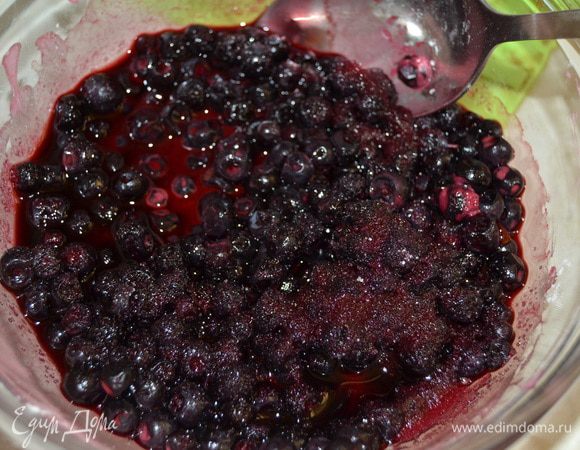 Чернику присыпаю сахаром и крахмалом, перемешиваю.