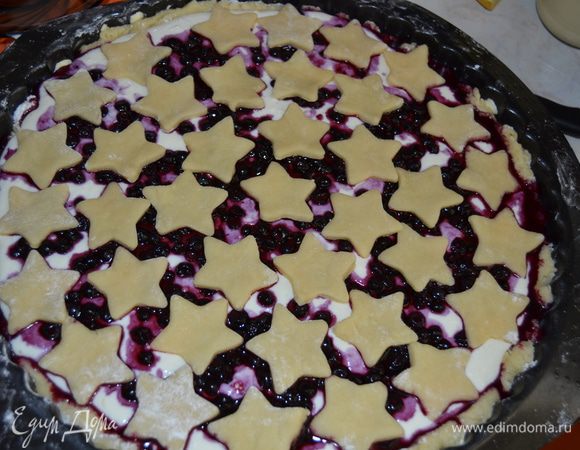 Оставшийся кусочек теста раскатываю и выдавливаю из него формочкой звездочки. Выкладываю сверху на начинку.