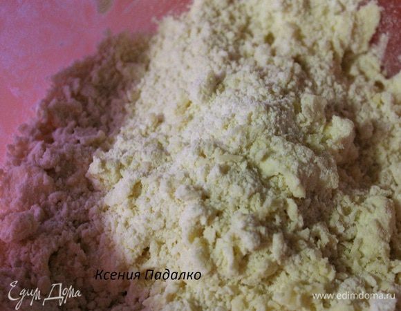 Пока печется тыква займемся тестом. Для этого в глубокую миску насыпаем муку, добавляем соль, сахар и охлажденное масло. Перетираем все руками в крошку.