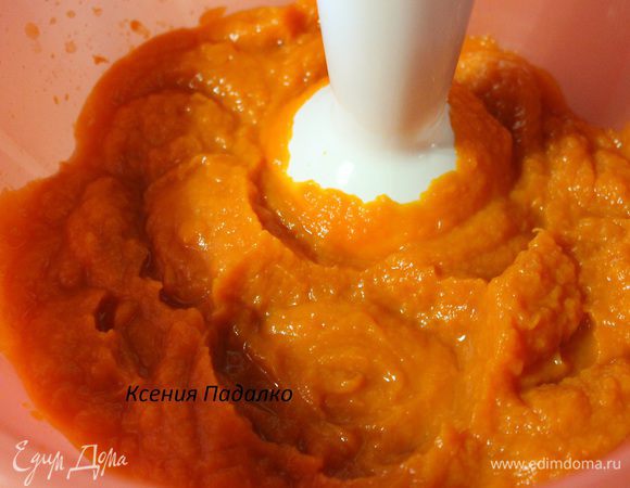 Пока тесто отдыхает, испеклась тыква. Для начинки понадобиться 400г запеченной мякоти. Кладем ее в глубокую миску, и пюрируем погружным блендером.