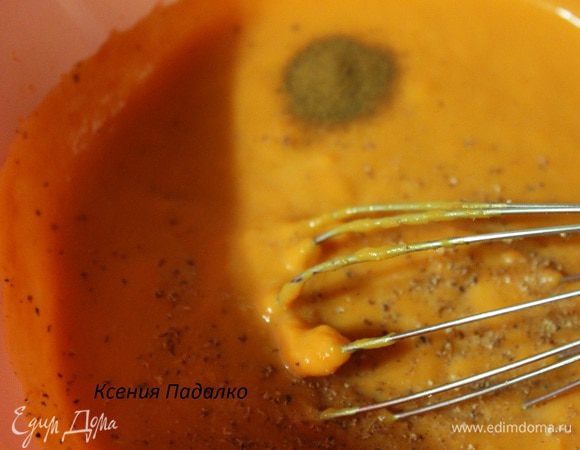 Добавляем к пюре сгущенное молоко, мускатный орех на кончике ножа и четвертинку чайной ложки корицы. Перемешиваем венчиком...