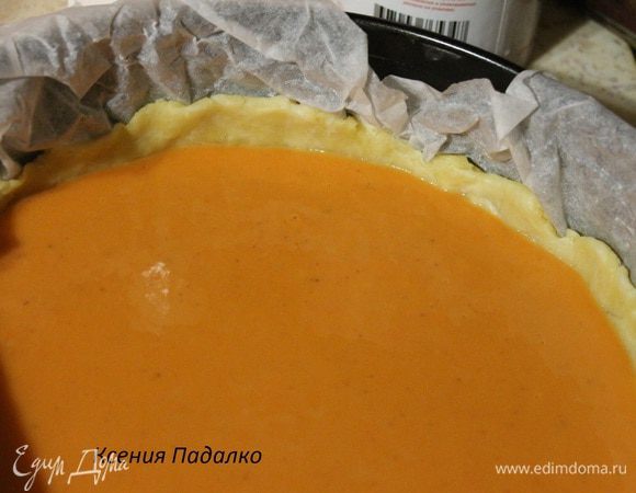 Сверху выливаем начинку. И ставим в заранее разогретую до 190 градусов духовку, на 40-50 минут. 