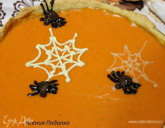 Даем полностью остыть пирогу, и только потом снимаем кольцо. Украшаем по желанию.