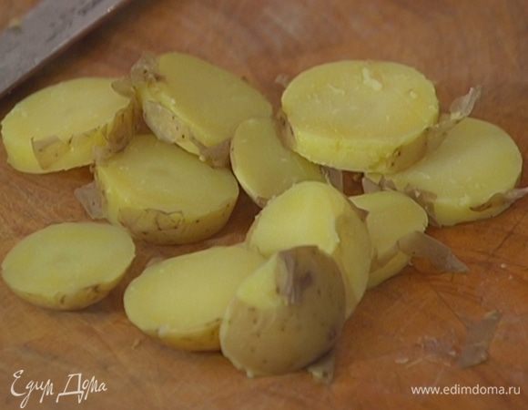 Картофель отварить в мундире, затем, не снимая кожуры, нарезать тонкими кружками.