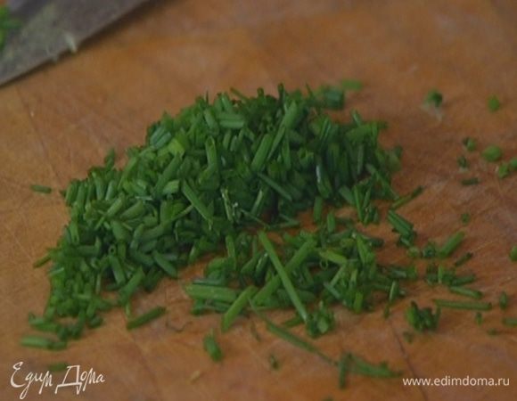Шнитт-лук мелко порубить.