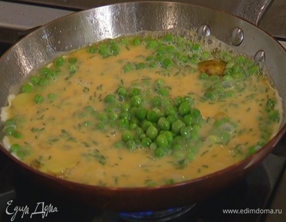 В сковороду с картофелем добавить зеленый горошек, сверху вылить яичную смесь.