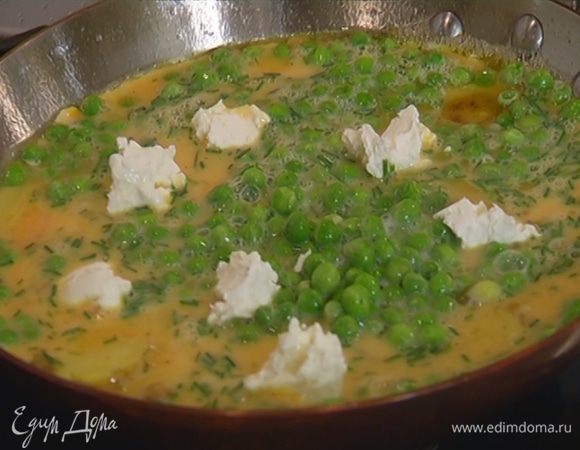 Сливочный сыр разделить вилкой на небольшие кусочки, выложить в сковороду, накрыть ее крышкой и жарить омлет 5–6 минут.