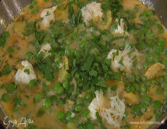 Мяту мелко порезать и посыпать омлет.