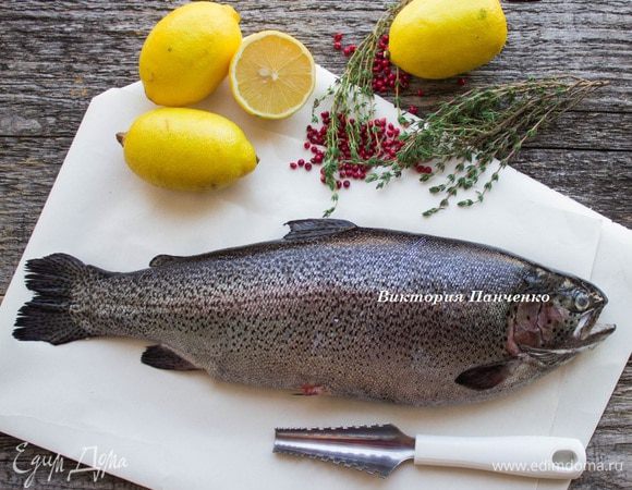 Форель (у меня тушка 900 г) помыть, удалить чешую и внутренности, отрезать голову и хвост. Еще раз хорошо промыть.