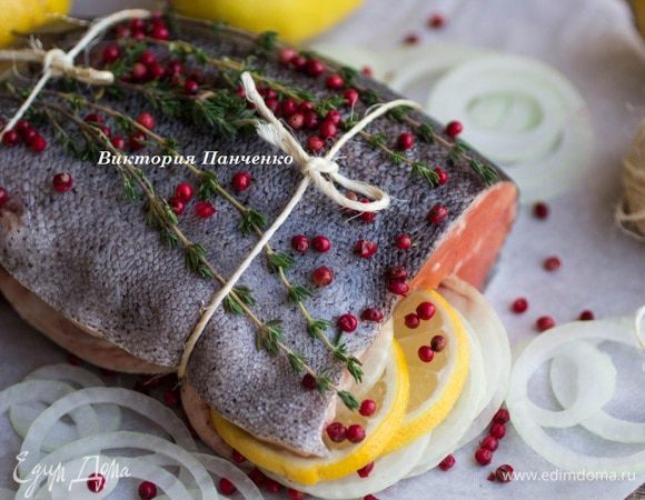 Лук и лимон нарезать тонкими колечками, рыбу снаружи и изнутри натереть солью. Выложить колечки лука и лимона внутри рыбы, перевязать шпагатом, посыпать перцем и тимьяном.