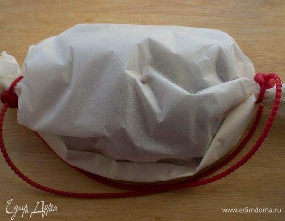 Положить подготовленную рыбу на лист пергамента, сложенный вдвое, и хорошо "запеленать". Для закрепления я использую силиконовые шнуры. Запекать в предварительно разогретой до 200 градусов духовке в течение 15 минут. Затем пергамент разрезать сверху и оставить в духовке еще на 4-5 минут. Подавать с ломтиком лимона. Приятного аппетита!!!