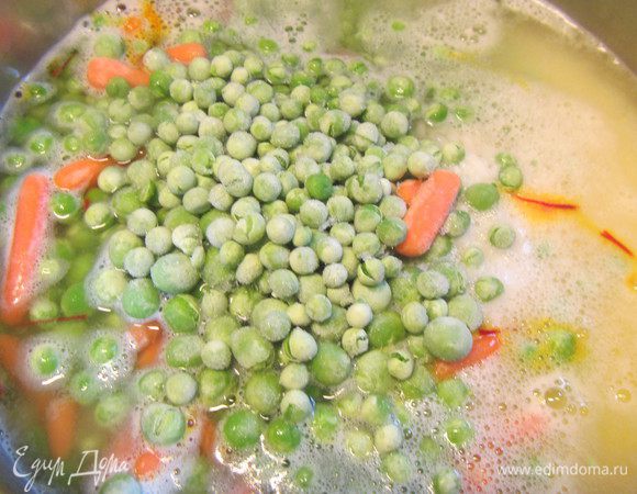 Рис промываем, заливаем холодной водой в соотношении 2:1 (вода/рис), добавляем шафран и соль. Варим под крышкой на небольшом огне. Когда почти вся вода испарится, добавляем зеленый горошек и доводим до готовности.
