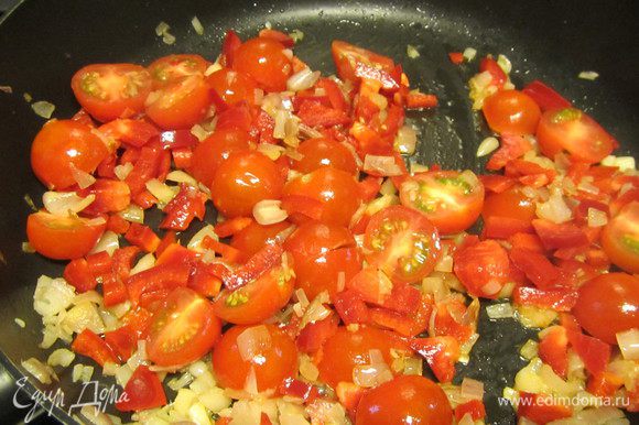 Итак, в сковороде разогреваем оливковое масло. Еcли у Вас креветки сырые, то добавляем их сейчас и готовим несколько минут (я их добавляла позже). Добавляем лук и помидоры, готовим еще пару минут (у меня еще и перец сразу добавлен).