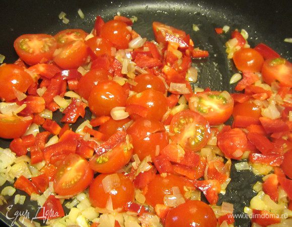 Итак, в сковороде разогреваем оливковое масло. Еcли у Вас креветки сырые, то добавляем их сейчас и готовим несколько минут (я их добавляла позже). Добавляем лук и помидоры, готовим еще пару минут (у меня еще и перец сразу добавлен).
