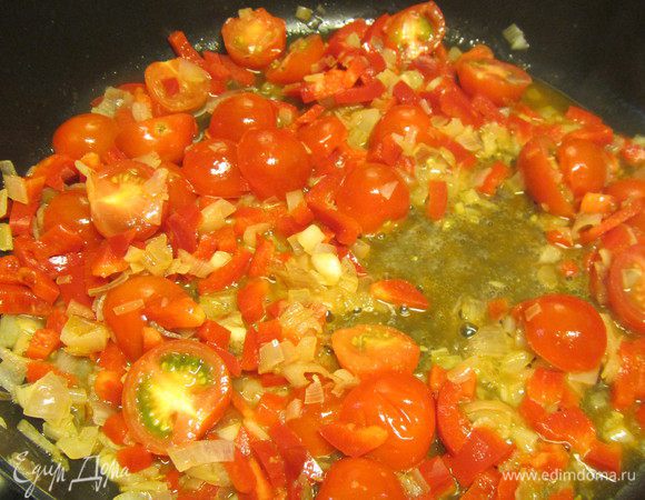 Вливаем белое вино, выпариваем его. Я на этом этапе добавила креветки.
