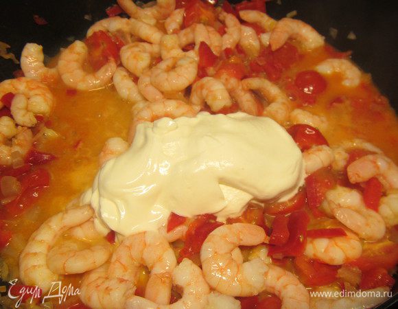 Вливаем сливки (у меня специальная сметана для соусов), солим, перчим. Варим до легкого загустения соуса. 
