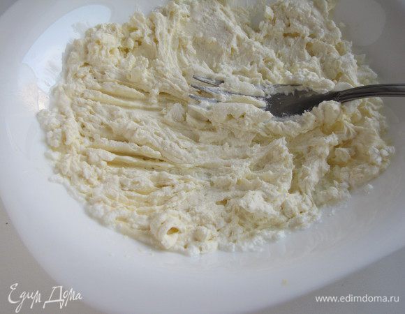 Фету слегка размять, добавить сметану и растереть все вместе ложкой.