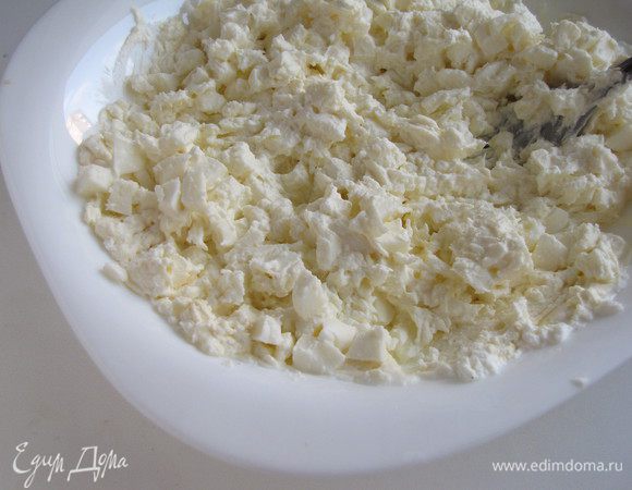 Моцареллу порезать на кусочки, добавить к фете и еще раз размять.