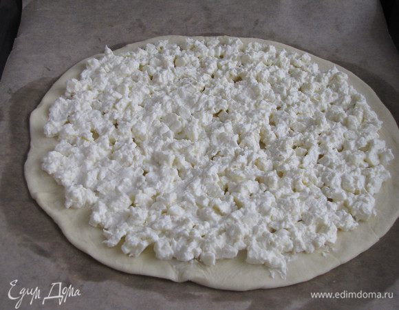 Равномерно распределить по поверхности теста начинку.