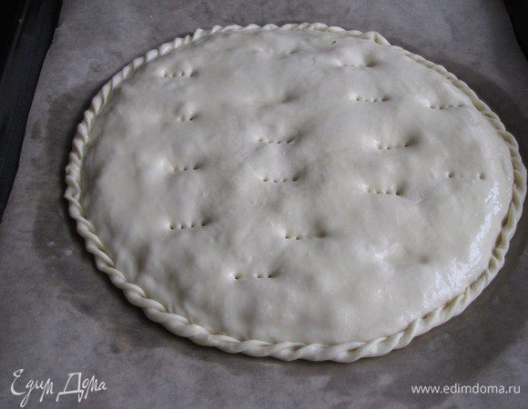Накрыть второй лепешкой, края защипнуть. Смазать слегка взбитым яйцом. Сделать проколы вилкой для выхода пара.