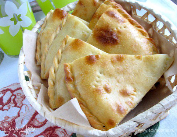 Готовую лепешку переложить на блюдо, как только слегка остынет, разрезать на кусочки и подавать. Вкусно! Спасибо Юлии за рецепт!