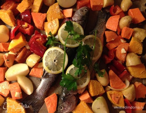 Духовку разогреть до 170°С. Выпотрошенную форель промыть под холодной водой, вытереть насухо и посолить снаружи и изнутри. Обложить рыбу травками по вкусу, примерно половину засунуть в брюшко. То же проделать с дольками лимона, спрыснуть оливковым маслом. Выложить на противень, выстланный бумагой для выпечки. Овощи выложить на противень вокруг рыбы.