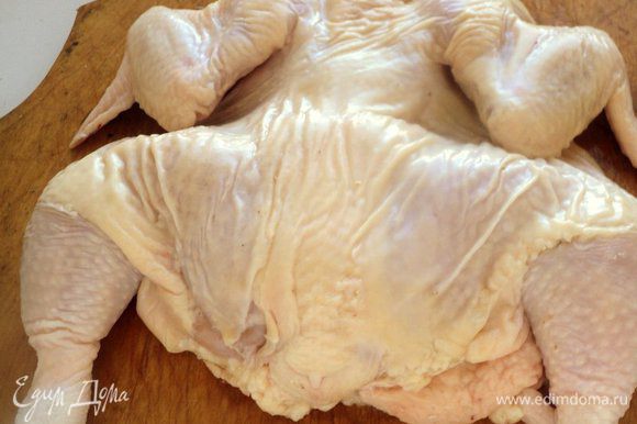 Подготовить курицу. Курицу можно будет готовить целой или как я, разрезав по грудке и убрав белое мясо филе, которое модно использовать для других блюд.