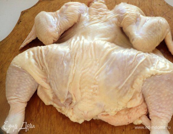 Подготовить курицу. Курицу можно будет готовить целой или как я, разрезав по грудке и убрав белое мясо филе, которое модно использовать для других блюд.