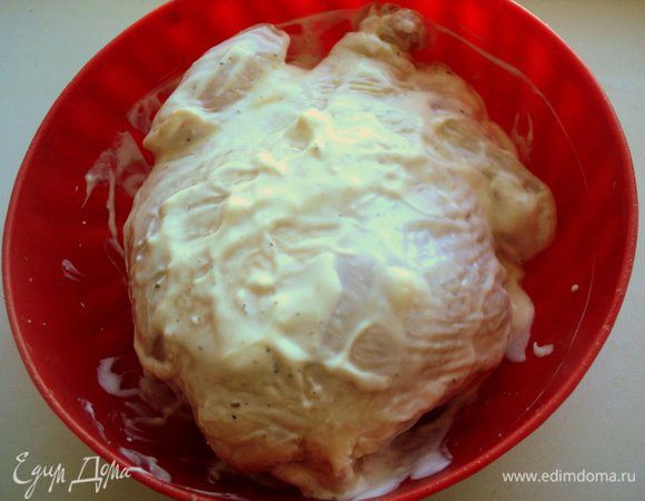 Курочку смазать лимонным соком, посолить и поперчить по вкусу. Кефир смешать с сухим чесноком и хорошо обмазать курицу. Накрыть миску пищевой пленкой и поставить в холодильник мариноваться на 6 часов, лучше на ночь.