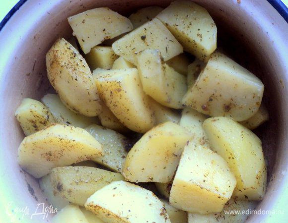 Картофель почистить, разрезать на четвертинки, залить горячей водой, посолить, довести до кипения и варить 5 минут. Воду слить. Посыпать картофель  специями для картофеля или итальянскими травками, полить растительным маслом.