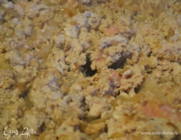 Выкладываем фарш к луку и жарим вместе, пока фарш не поменяет цвет. Разбиваем его на мелкие комочки.