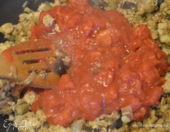 Добавляем томатный соус, солим, перчим, приправляем по вкусу, перемешиваем и тушим еще 15 минут до загустения. 