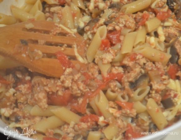 Смешиваем пасту, 1/3 часть тертого сыра и мясной соус.