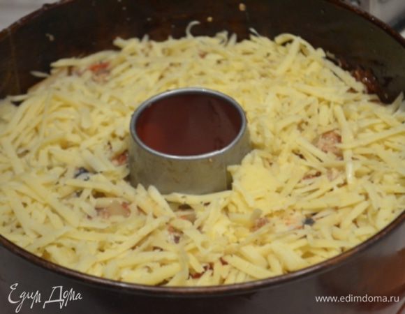 Выкладываем в форму для запекания, выравниваем. Сверху посыпаем оставшимся сыром.