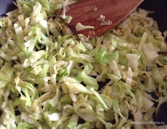 Капусту нарезать и обжарить на оливковом масле, добавив два целых зубчика чеснока.
Когда капуста будет готова, то надо убрать чеснок.