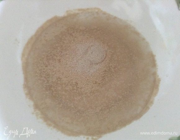 Дрожжи развести в 170 мл. теплой воды и оставить на 10 минут.