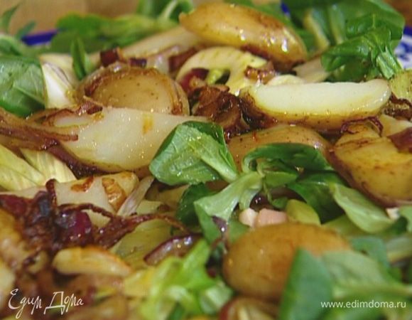 На кальмары поместить фенхель, затем листья салата и все перемешать. Сверху выложить картофель с луком, присыпать каперсами, сбрызнуть лимонным соком, посолить и поперчить.